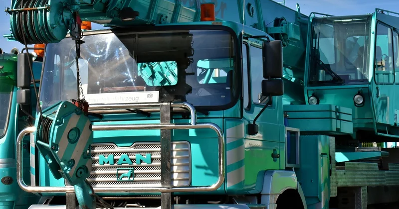 Camion grue : prix neuf, occasion et location — ce que ça coûte vraiment