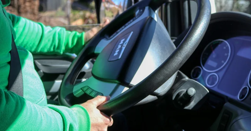 Quel permis pour conduire un camion grue ? Le casse-tête réglementaire
