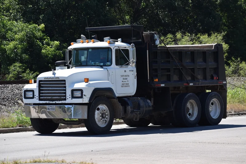 Alors, dumper ou tombereau ? Et où est la différence avec un camion-benne ?
